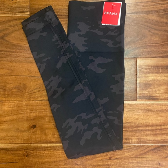 Spanx—Look at me now leggings. Black camo, size M - Picture 6 of 9